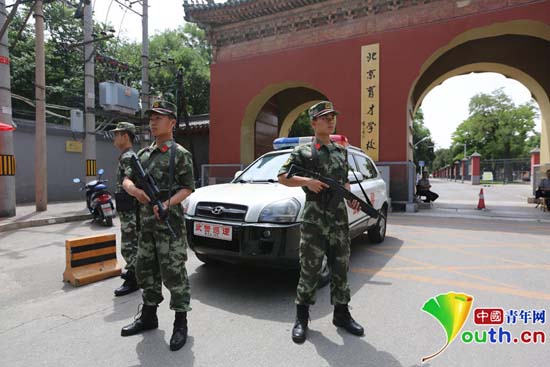 图为 武警巡逻哨兵荷枪实弹,在高考考场外执勤巡逻.中