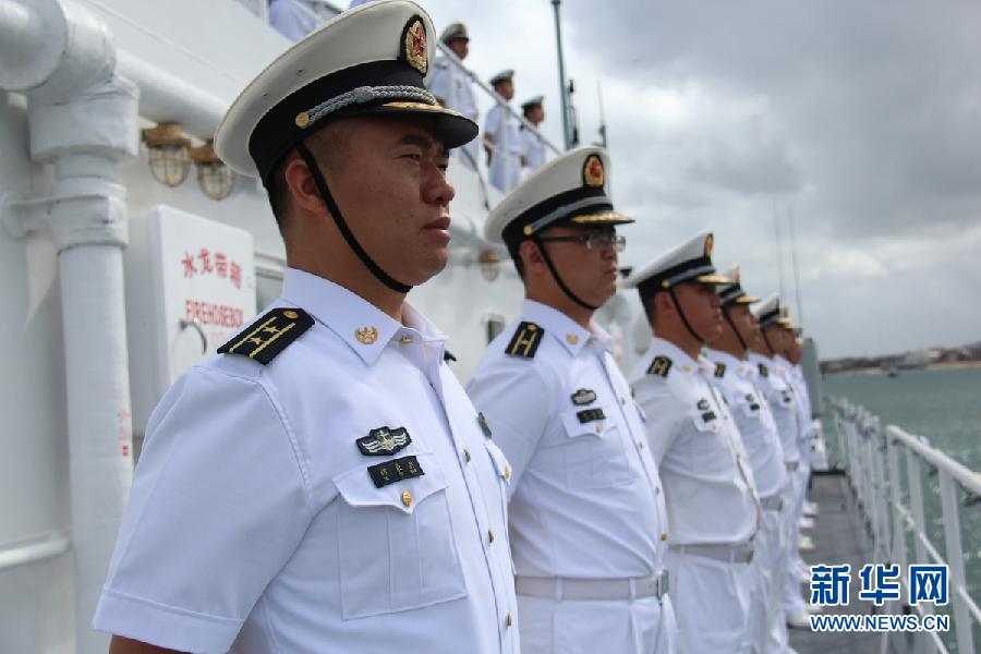 17日在中国海军海洋综合调查船"竺可桢"船上拍摄的船员列队的资料照片