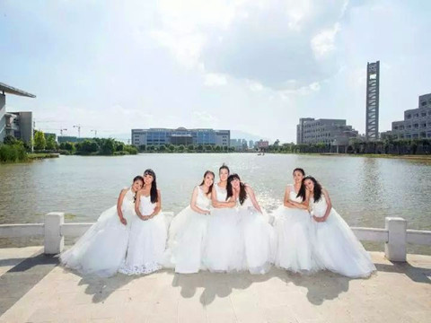 云南红河学院7位拍婚纱毕业照(组图)