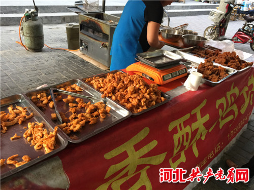 记者来到了位于石家庄市都市晶华小区附近的一家街边摊点,油炸食品