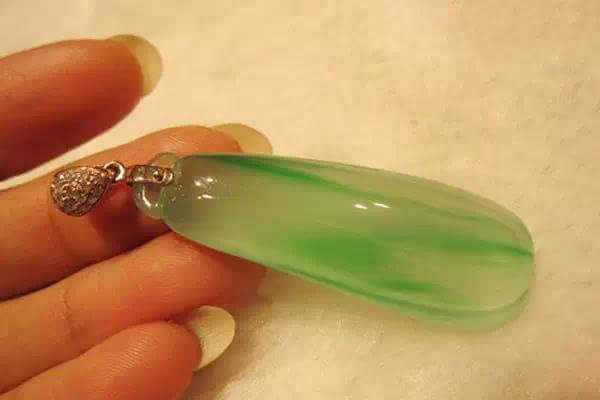 金丝种翡翠有4种,绿色成丝,美!