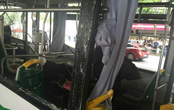 上海一公交车撞上高架立柱致1死20余伤:市民见