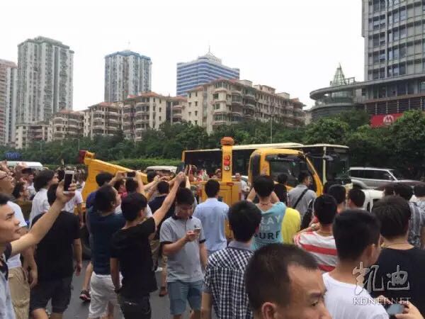 广州专车被钓鱼执法 上百司机集体抗议