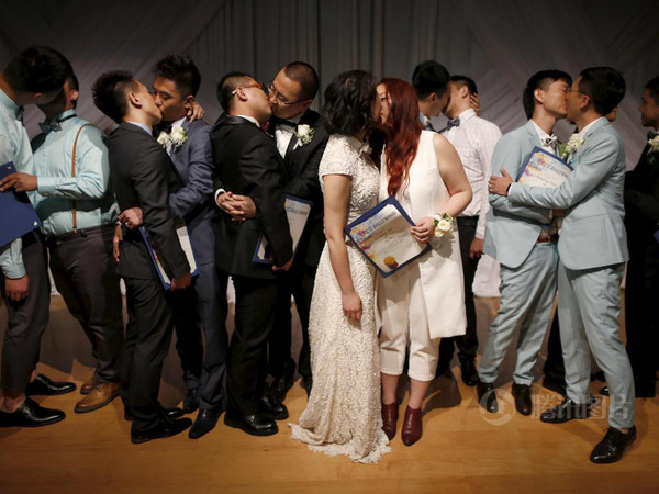 七对来自中国的同性恋情侣在美国举行集体婚礼