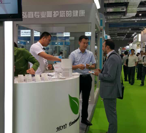 短短一上午的时间,弘宜环保产品成为大会关注的最大热点,参观咨询体验的人络绎不绝。