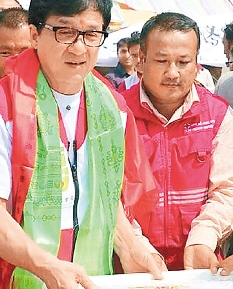 成龙适当时候帮灾民