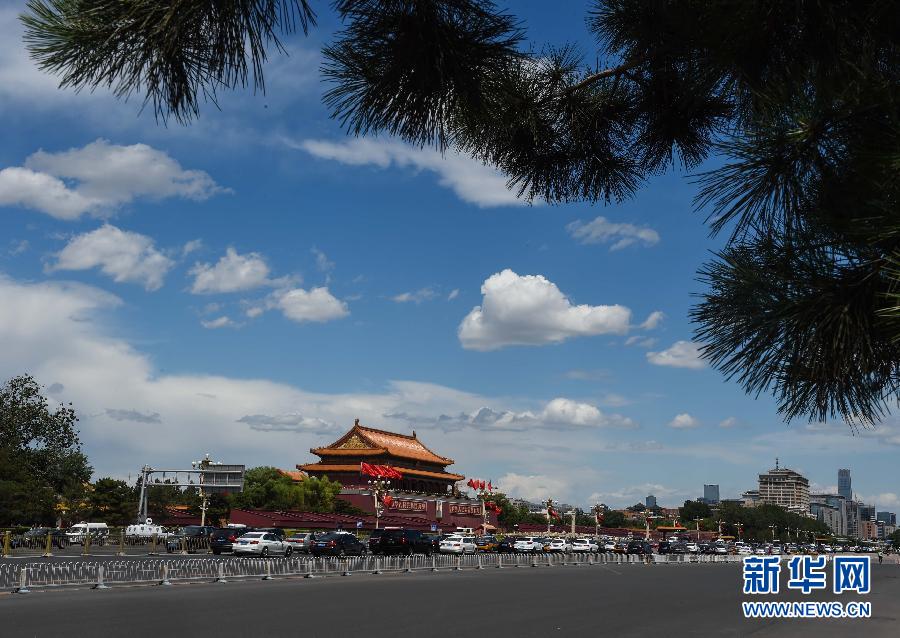 6月11日,在送走了雷阵雨后,北京迎来晴好天气,蓝天白云下的京城处处