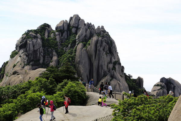 黄山风景区云雾升腾峰石若隐若现