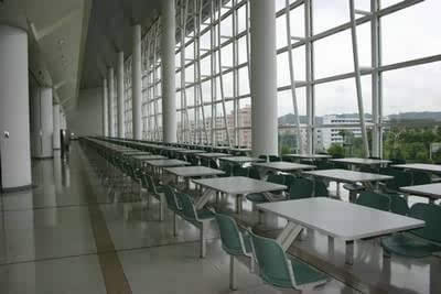 图为:华为职工宿舍区内的运动,休闲中心