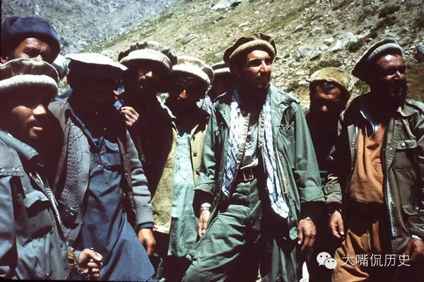 苏联人枪口下挣扎的阿富汗士兵