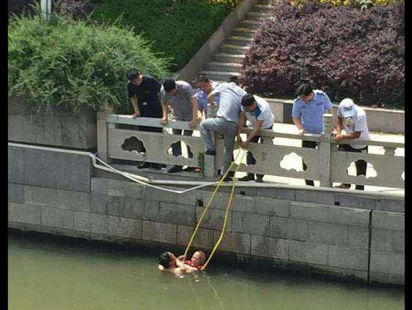 【正能量】警察奋不顾身跳入河中救人，为他点赞！