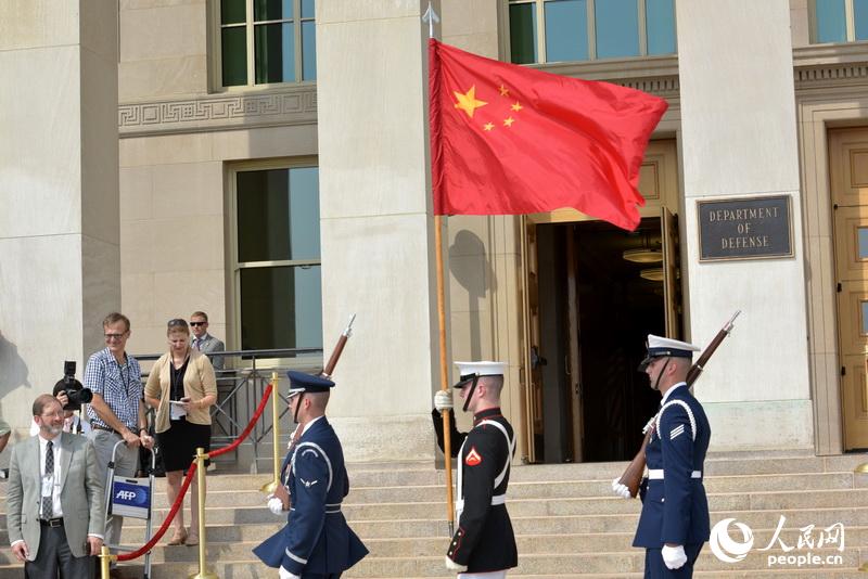 图为欢迎仪式结束后,高举中国国旗的美军仪仗队离场.