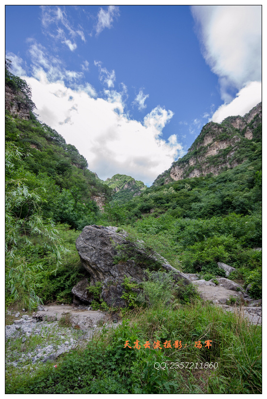 蓝天下的响水湖景区