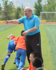 国足首任外籍教练施拉普纳来青 教娃踢足球