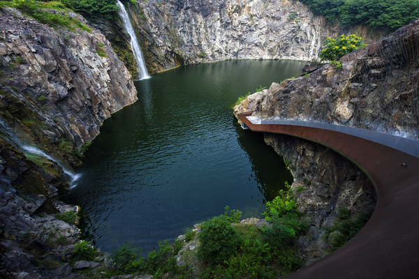 废弃矿坑的重生——上海辰山植物园