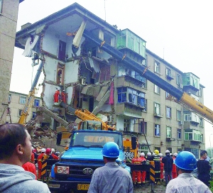 辽宁葫芦岛:煤气泄漏 炸垮半幢居民楼(图)