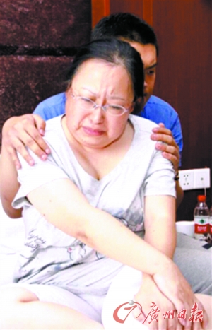 薛永清的妻子刘文娟听到丈夫的死讯,不禁泪如雨下.