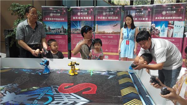 邯郸:恒大名都玩电子游戏 打造爱情纪念册活动