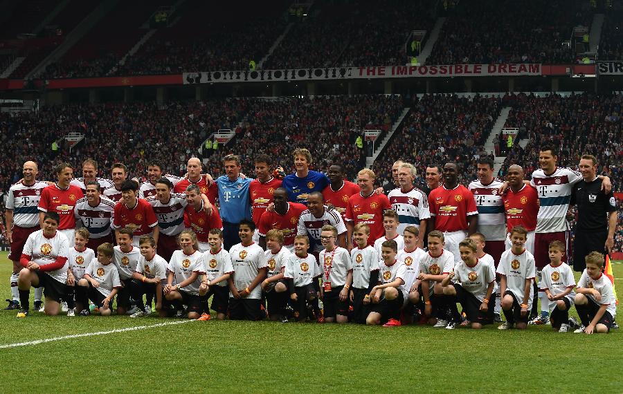 拜仁,曼联传奇球星相约曼城 6月14日,双方球员与球童在比赛开始前合影