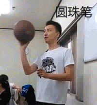 这年头用手指转球已经不足为奇了,能用这些转球才是高手!