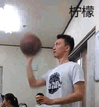 这年头用手指转球已经不足为奇了,能用这些转球才是高手!