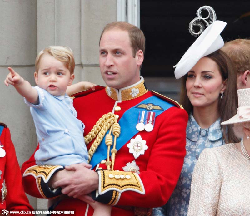 英女王伊丽莎白二世和其他皇家成员在阅兵仪式后向民众致意,威廉王子