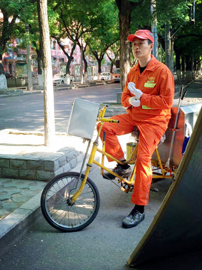 佟大为变身"环卫工人"搜狐娱乐讯 近日,有网友爆料称在北京市东城区