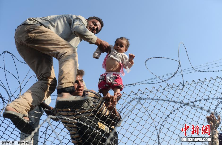 上万名叙利亚难民撕破铁丝网逃离IS控制(组图