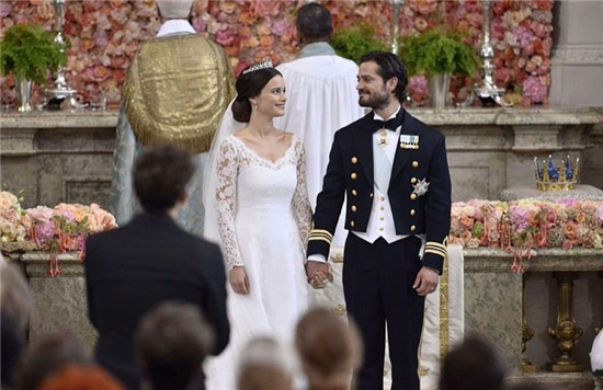 瑞典王子大婚 新娘索菲亚着传统婚纱美艳动人