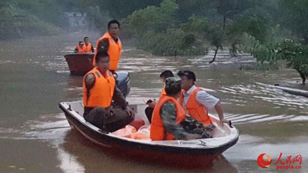 广西南宁乡村暴雨造成内涝 武警救援被困群众