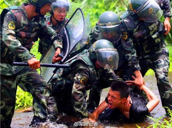 边防武警与香港警方联手演练反走私反偷渡(图)