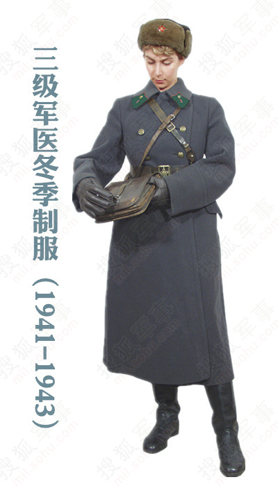 二战苏军军服    三级军医冬季制服(1941-1943)为女式长大衣,使用灰色
