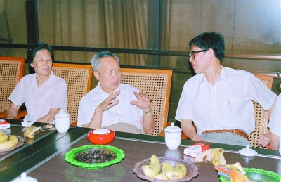 1994年5月30日，原《新湖南报》社长兼总编辑朱九思（中）来报社座谈，看望老同事。陈金华 摄