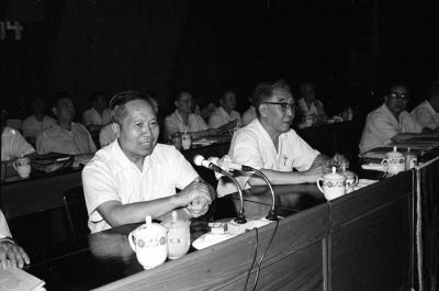 1984年8月15日，原《新湖南报》社长兼总编辑、华中工学院党委书记院长朱九思（左一）在发表讲话。陈金华 摄