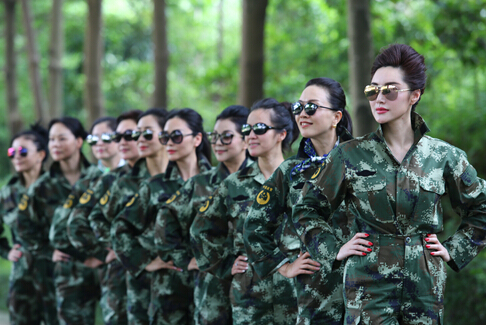 深圳武警边防支队政委与近200名官兵亲自为联合会的女企业家们进行了