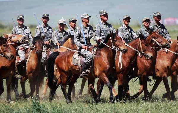 中国人民解放军骑兵在历史上最多时达到十万骑士,1985年我军由摩托化