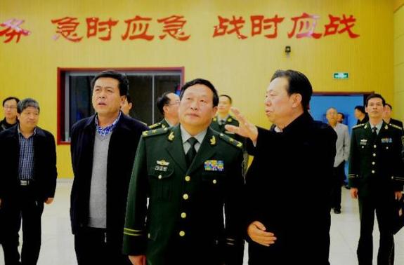 资料图：前武警交通指挥部司令员刘占琪调研山西省交通战备工作。
