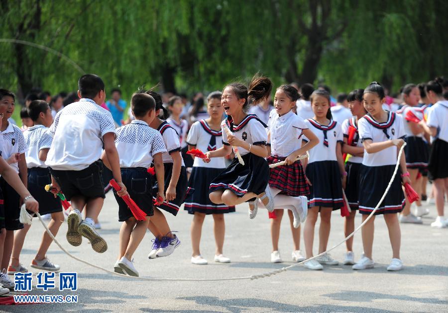 6月16日,在辽宁省沈阳市望花一校,小学生们在"大课间"活动中跳绳.