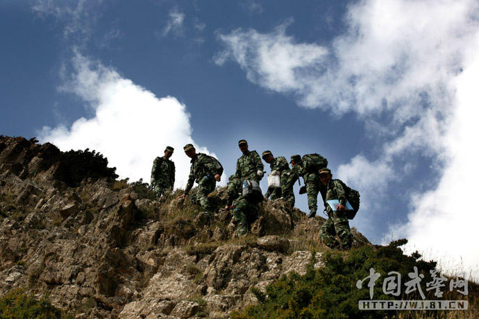 中国武警网讯(吕广臣,闫金华)在素有"死亡之海"之称的南疆戈壁高原