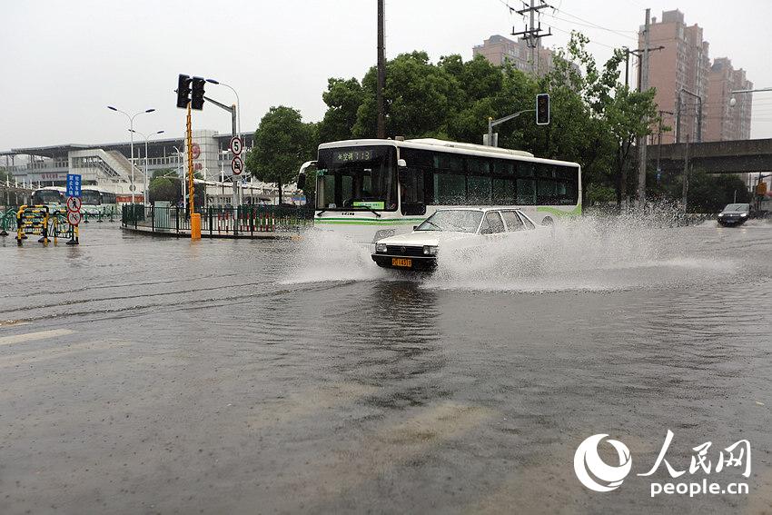 上海遭遇暴雨天气积水严重 网友发看海照片(
