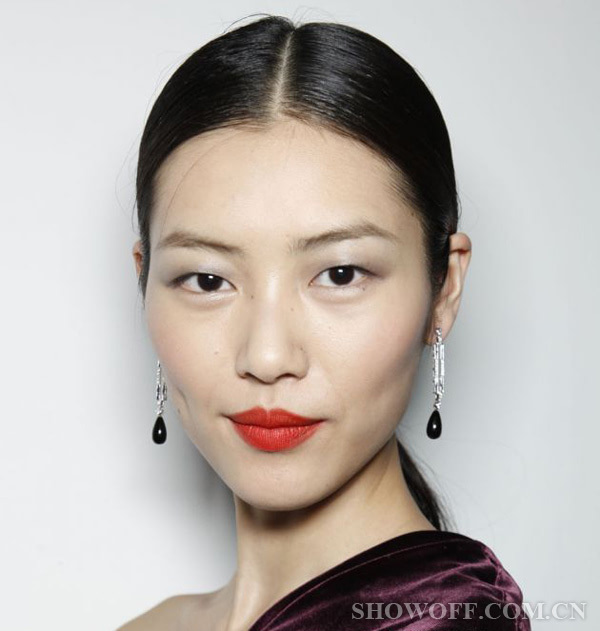 这可以说是最招欧美人喜欢的眼妆款式,如果今晚单眼皮女生要