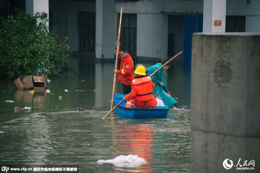 江苏常州连降暴雨十余个小时 市民划船出行(图