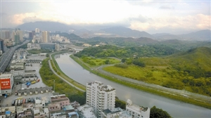 与罗湖港口一河之隔即是香港沙岭,在沙岭未开展地域,香港当局拟开建超等殡葬城。