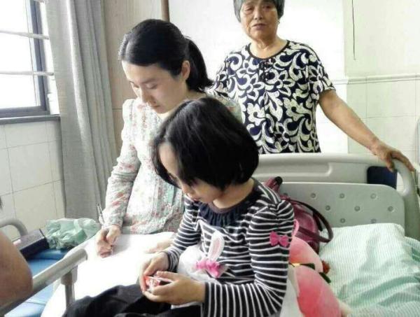 被繼母毆傷的8歲女童小婷婷在病院承受醫治