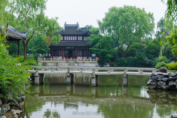 顾园是顾家的后花园,面积比一般的花园大得多,是个景色不错的园林.