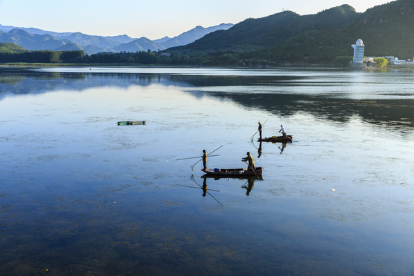 烟波浩渺,山水相映成趣,渔舟在水中欢快地游走.