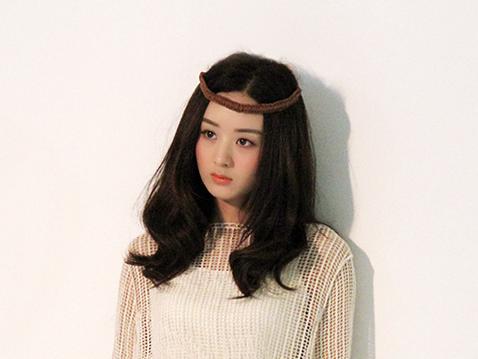 赵丽颖登《昕薇》封面 编织衫皮发带似嬉皮女郎图片