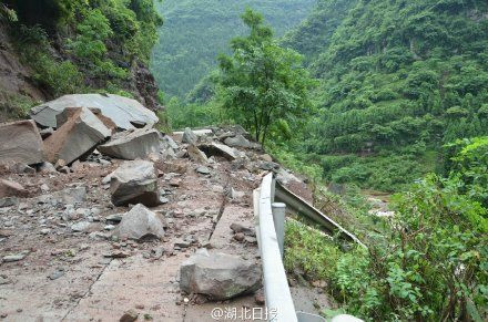 利川鸡头沟山顶落石击中卡车造成4人死亡