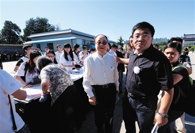 昨天上午,童庆炳悼念会举办,闻名作家、诺贝尔文学奖得主莫言现身。新京报记者 周岗峰 摄