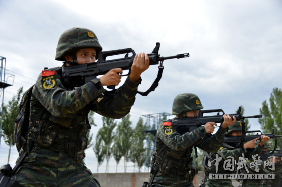 跪姿,立姿,卧姿,枪枪命中……谁说当代女兵缺乏硝烟味,武警猎鹰突击队